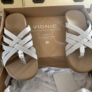Vionic sandals in silver